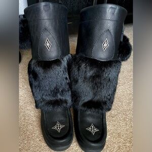 SOLD Manitobah Mukluk. Waterproof Snowy Owl grain leather Size 5 Like new